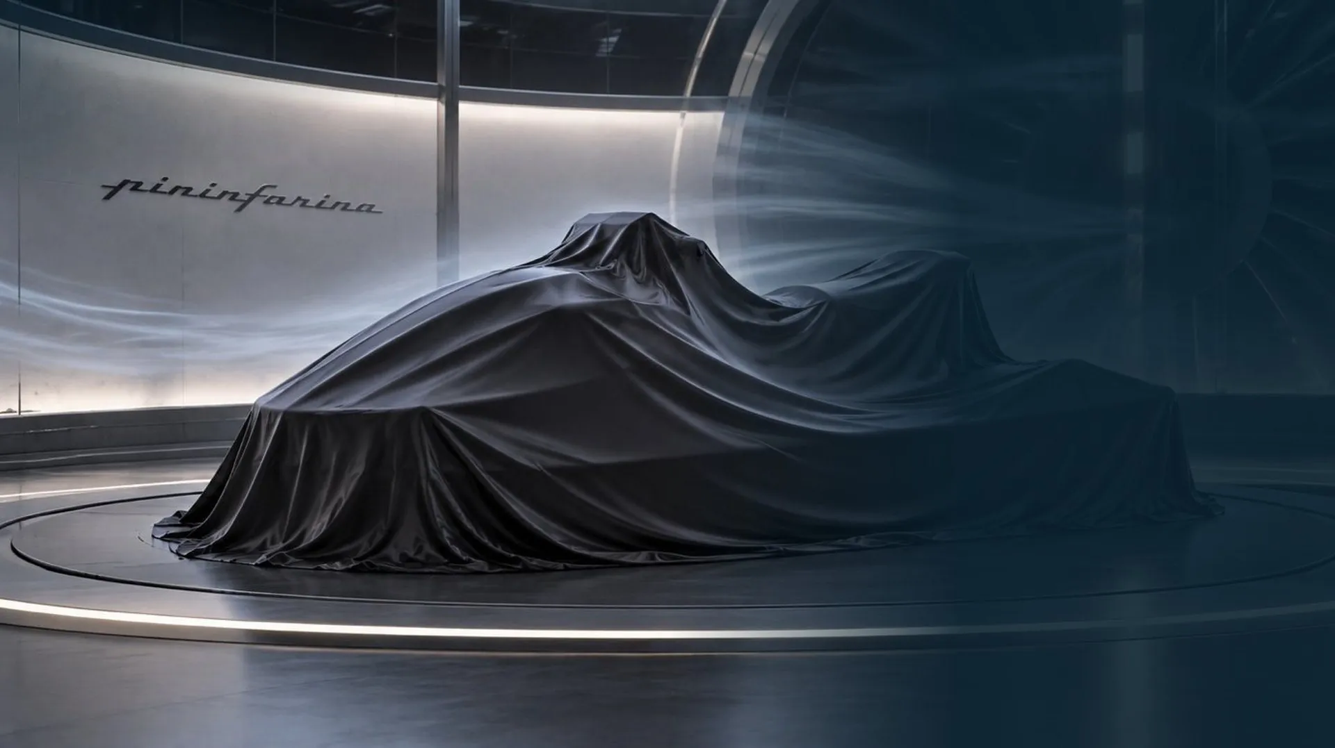 Un jet-ski sous un voile dans un showroom